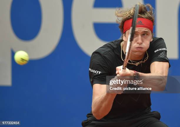 Dpatop - German tennis player Alexander Zverev returns to countryman Jan-Lennard Struff during their 2018 BMW Open men's singles quarter-finals match...