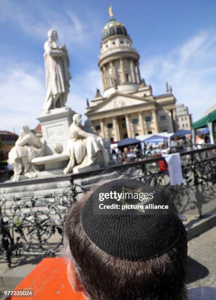 May 2018, Germany, Berlin: A man wearing a kippah taking part in the celebration of the independence of Israel at the Gendarmenmarkt Photo: Wolfgang...