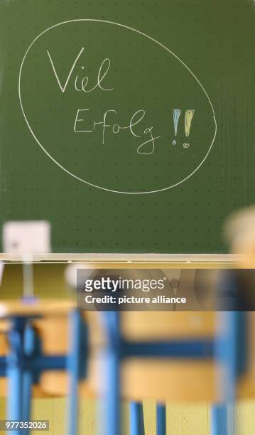 May 2018, Germany, Kaufbeuren: A board in an exam hall reads 'Viel Erfolg' . High school students in Bavaria are starting their final exams. Photo:...