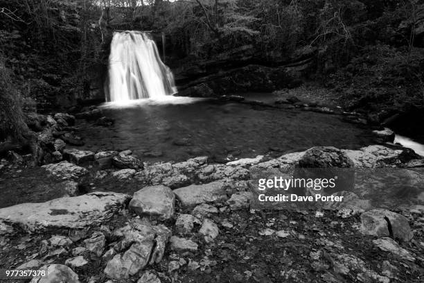 janets foss waterfall, river aire, malham - aire river stock pictures, royalty-free photos & images