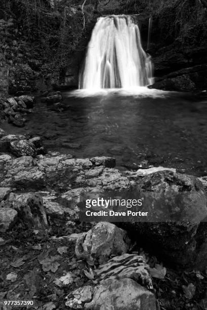 janets foss waterfall, river aire, malham - river aire stock pictures, royalty-free photos & images