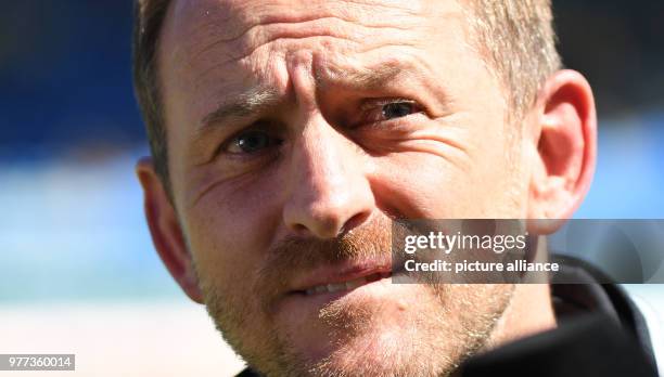 May 2018, Germany, Braunschweig: Football, 2nd Bundesliga, Eintracht Braunschweig vs FC Ingolstadt 04 at the Eintracht Stadion. Braunschweig coach...