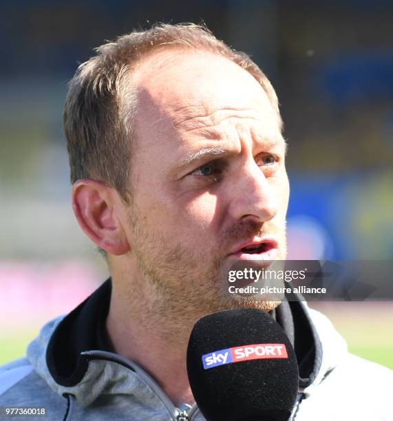 May 2018, Germany, Braunschweig: Football, 2nd Bundesliga, Eintracht Braunschweig vs FC Ingolstadt 04 at the Eintracht Stadion. Braunschweig coach...