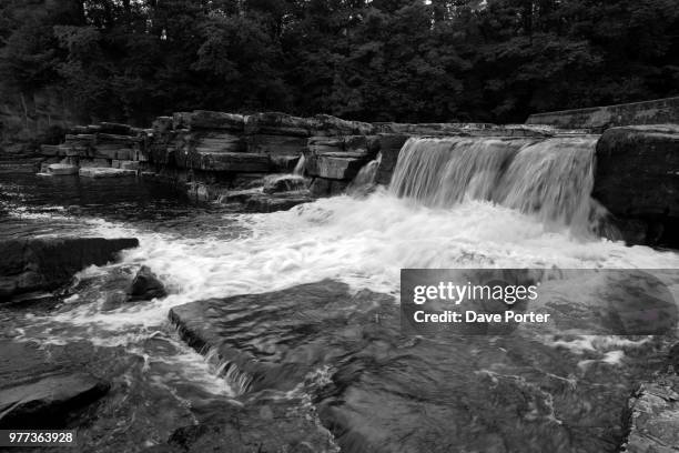 waterfalls, river swale; richmond town; north yorkshire - richmond yorkshire stockfoto's en -beelden