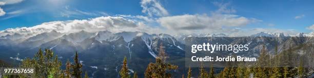 sulphur mountain pano - sulphur mountain fotografías e imágenes de stock