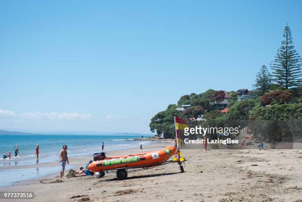 surf life saving new zealand flags, mairangi bay, auckland, new zealand - north shore city stock pictures, royalty-free photos & images