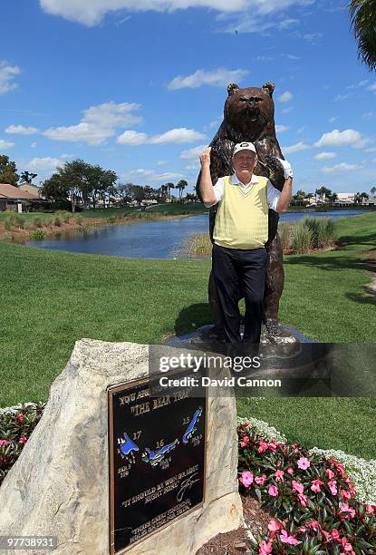 Jack Nicklaus poses with the bear on the 15th tee that signifies the final four holes known as the 'Bear Trap' on the Champion Course during the Els...