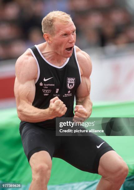 June 2018, Germany, Ratingen: Athletics: Mehrkampf-Meeting. Arthur Abele of Germany celebrates his 4,90 jump at the pole vault of the heptathlon....