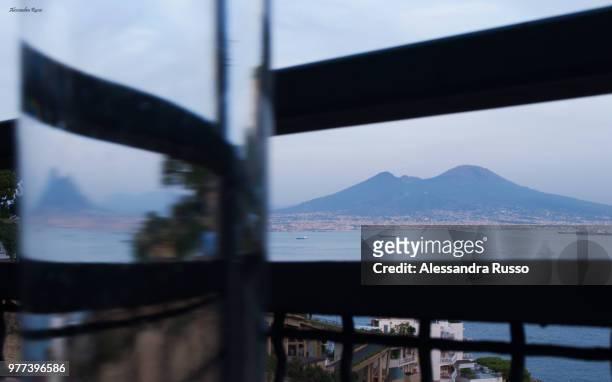 il vesuvio in un bicchiere - bicchiere stock pictures, royalty-free photos & images