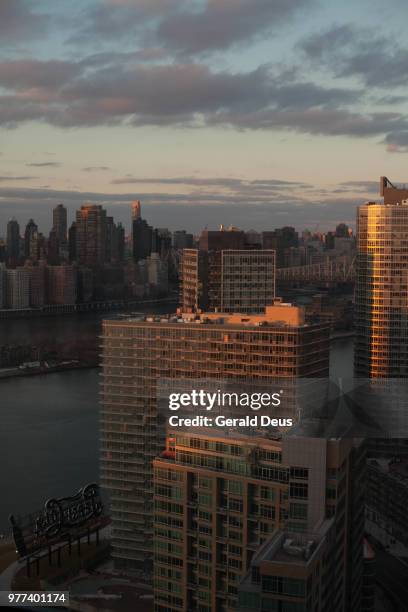 long island city - deus fotografías e imágenes de stock