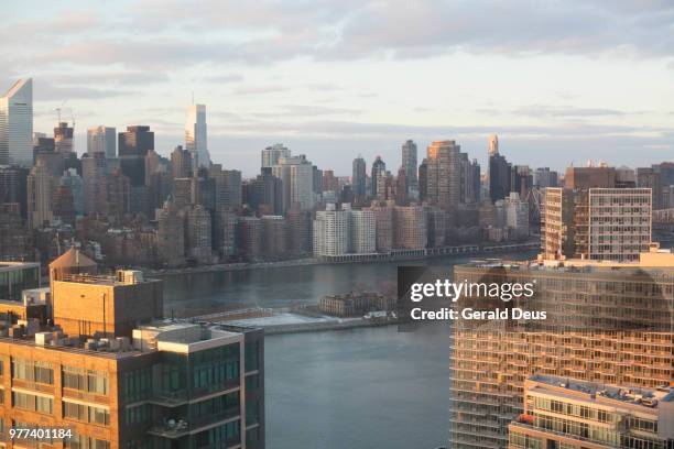 long island city - deus fotografías e imágenes de stock