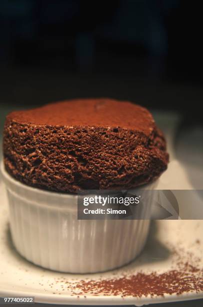 chocolate souffle - chocolate souffle stock pictures, royalty-free photos & images