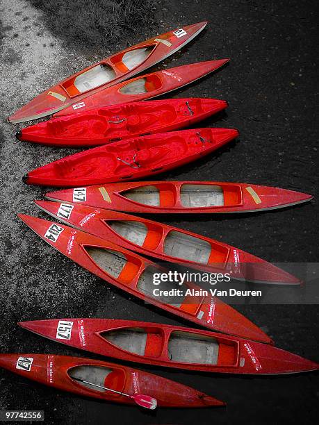 kayaks rouges au repos - namur stock pictures, royalty-free photos & images