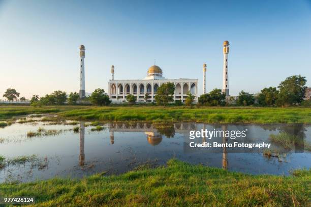 reflection of central mosque of songkhla in the morning - hat yai stock pictures, royalty-free photos & images