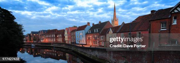 river wensum quayside, norwich cathedral - wensum foto e immagini stock