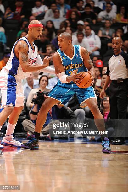 David West of the New Orleans Hornets holds the ball against Brian Skinner of the Los Angeles Clippers at Staples Center on March 15, 2010 in Los...