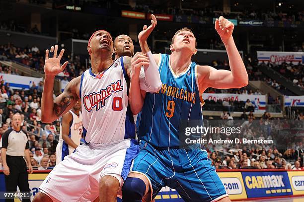 Drew Gooden of the Los Angeles Clippers boxes out against Darius Songaila of the New Orleans Hornets at Staples Center on March 15, 2010 in Los...