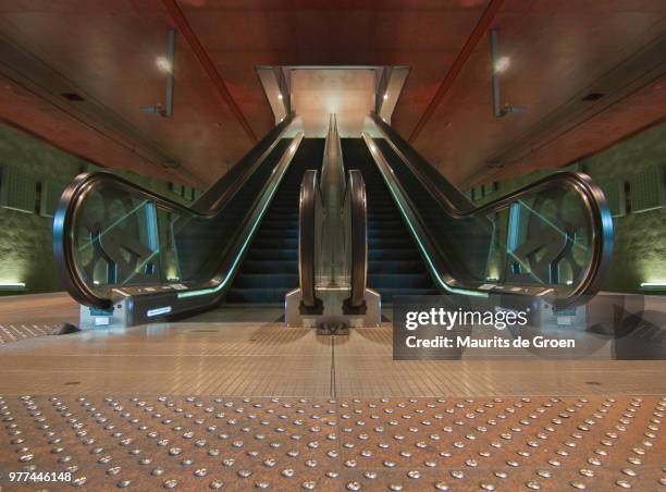 escalator - groen stock pictures, royalty-free photos & images