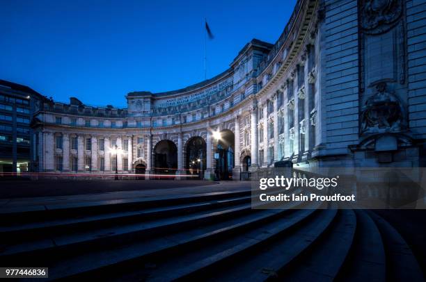 admiralty arch at night, london, uk - the mall london stock pictures, royalty-free photos & images