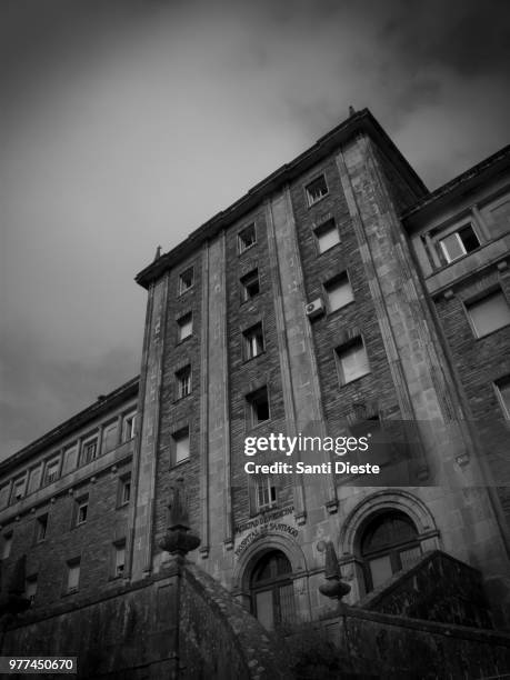 viejo hospital abandonado - abandonado stock pictures, royalty-free photos & images