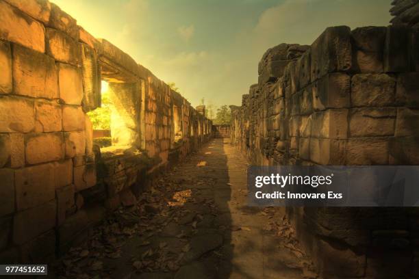 phimai historical park - phimai foto e immagini stock