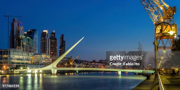 illuminated bridge, puerto madero, buenos aires, argentina - fußgängerbrücke puente de la mujer stock-fotos und bilder
