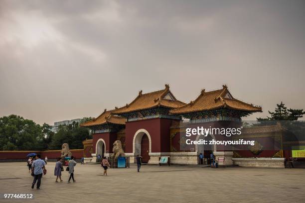 the tourists visit in zhao mausoleum. - shenyang stockfoto's en -beelden
