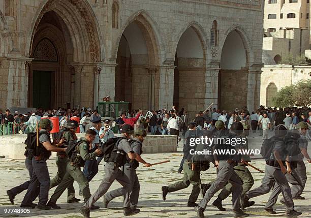Israeli troops run as clashes erupt outside the Al-Aqsa mosque compound in Jerusalem's Old City 28 September 2000, following a visit to the holy site...