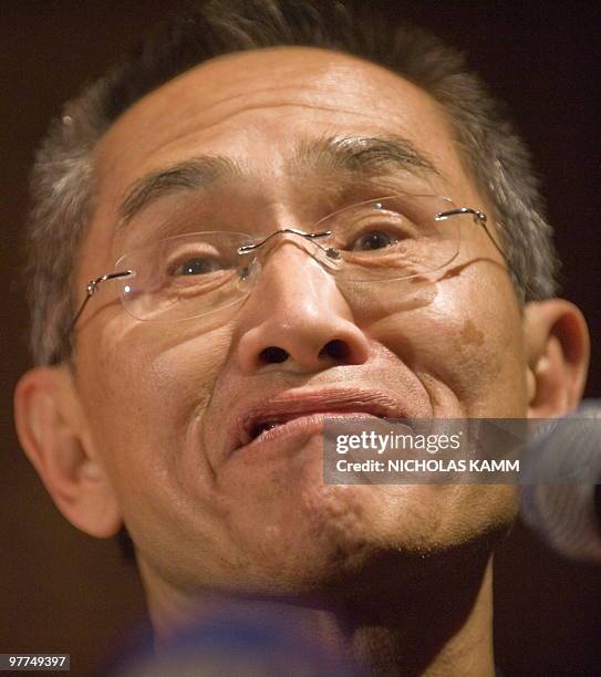 Lin Hwai-min, director of the Cloud Gate Dance Theater of Taiwan, makes remarks at a reception before a performance attended by Chow Mei-ching, wife...
