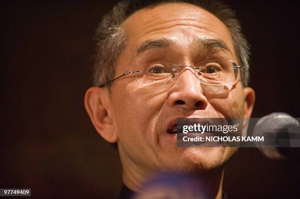 Lin Hwai-min, director of the Cloud Gate Dance Theater of Taiwan, makes remarks at a reception before a performance attended by Chow Mei-ching, wife...