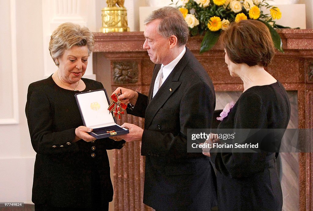 Marie-Luise Marjan Awarded Cross Of Merit