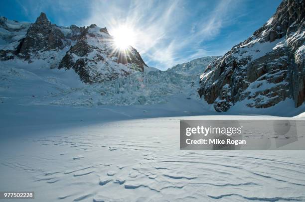 vallee blanche on sunny day, chamonix, haute-savoie, auvergne-rhone-alpes, france - blanche vallee stock pictures, royalty-free photos & images