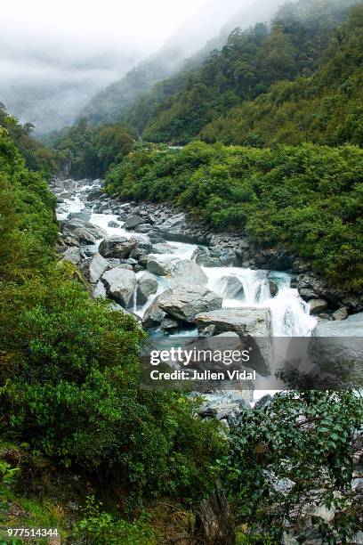 l'eau du glacier - cascade eau ストックフォトと画像