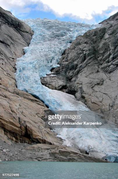 glacier briksdal - glaciar de briksdalsbreen fotografías e imágenes de stock