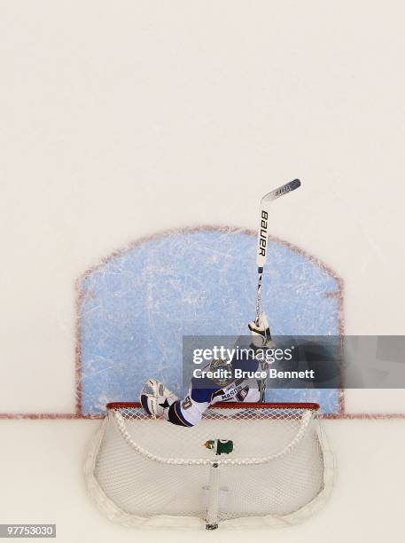 Chris Mason of the St. Louis Blues tends net against the New York Islanders at the Nassau Coliseum on March 11, 2010 in Uniondale, New York.