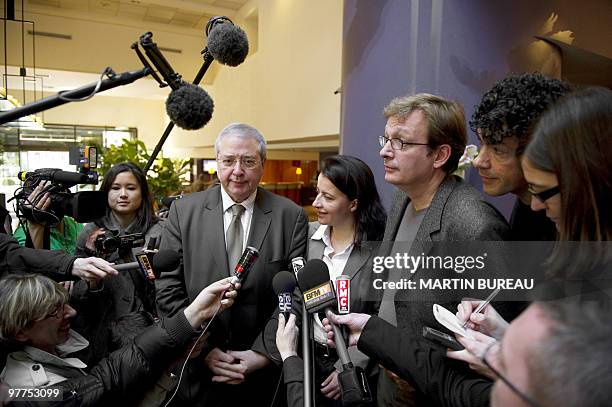 Le president PS sortant de la région Ile-de-France, Jean-Paul Huchon, la tête de liste d'Europe Ecologie en Ile-de-France, Cécile Duflot, et le...