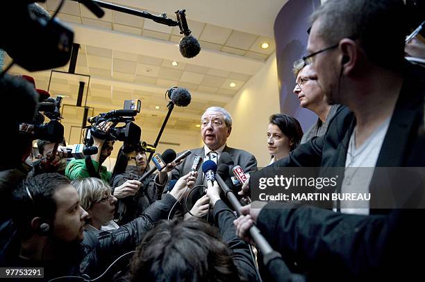 Le president PS sortant de la région Ile-de-France, Jean-Paul Huchon, la tête de liste d'Europe Ecologie en Ile-de-France, Cécile Duflot, et le...