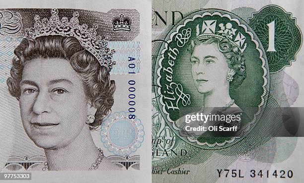 Queen Notes Queen Elizabeth Money Photos and Premium High Res Pictures - Getty Images