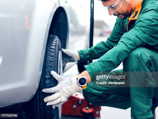 tire changing at car service - assistência na estrada imagens e fotografias de stock