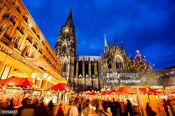 cologne cathedral and christmas market - christkindlmarkt stock-fotos und bilder