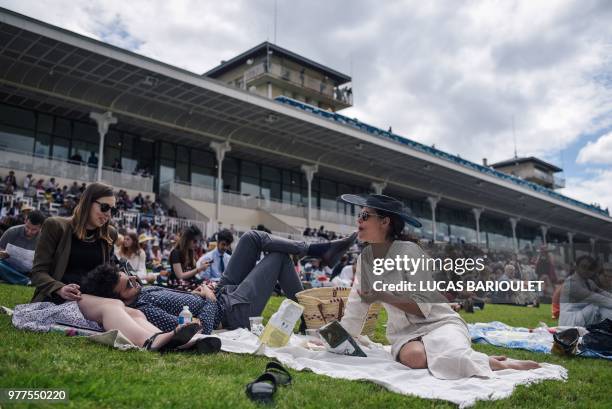 People picnic on the lawn during the 169thPrix de Diane horse racing on June 17, 2018 in Chantilly, northern Paris.