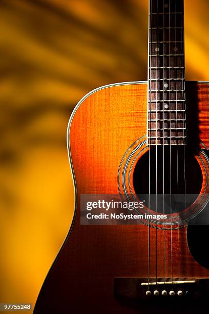 traumhafte alten 6 string accoustic gitarre - akustikgitarre stock-fotos und bilder