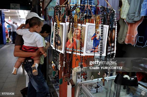 Customers at the Municipal market in Cartago, some 25 km south of San Jose, on March 13, 2010. AFP PHOTO/ Yuri CORTEZ