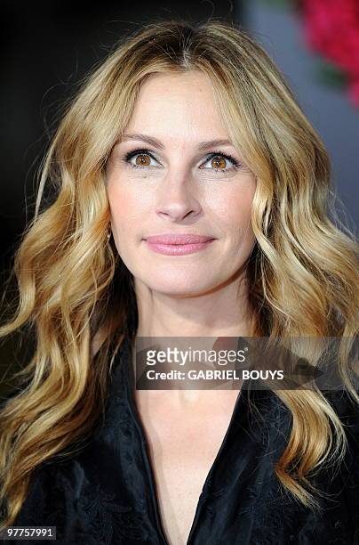 Actress Julia Roberts arrives at the "Valentine's Day" Los Angeles Premiere at the Grauman's Chinese Theatre in Hollywood, California on February 8,...