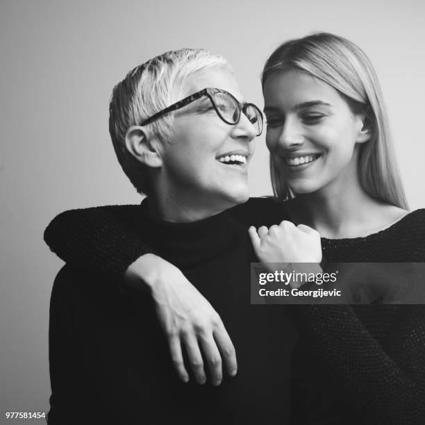 moment met moeder - black and white portrait woman stockfoto's en -beelden