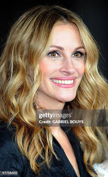 Actress Julia Roberts arrives at the "Valentine's Day" Los Angeles Premiere at the Grauman's Chinese Theatre in Hollywood, California on February 8,...