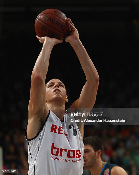 Casey Jacobsen of Bamberg holds the ball during the Basketball Bundesliga match between Brose Baskets Bamberg and Giants Duesseldorf at the Jako...
