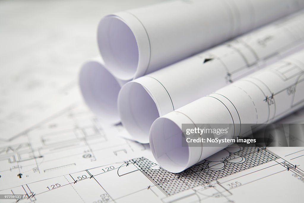 Werkzeuge roled sich auf Zeichnung Tisch