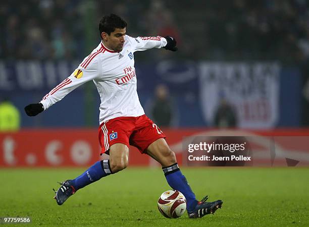 Tomas Rincon of Hamburg plays the ball during the UEFA Europa League round of 16 first leg match between Hamburger SV and RSC Anderlecht at HSH...