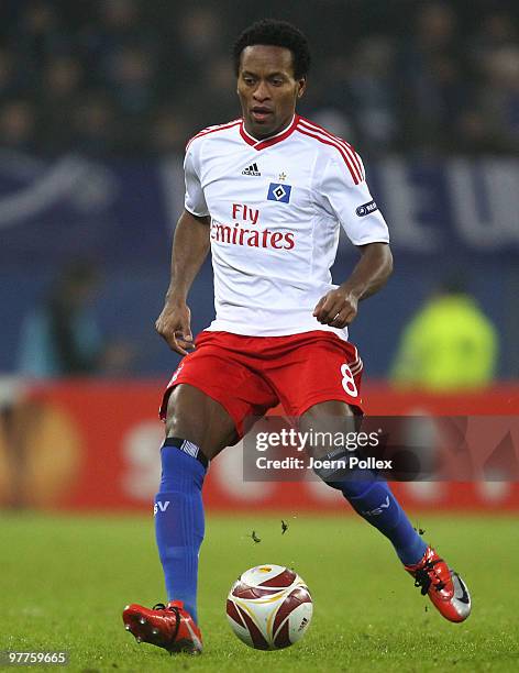 Ze Roberto of Hamburg plays the ball during the UEFA Europa League round of 16 first leg match between Hamburger SV and RSC Anderlecht at HSH...